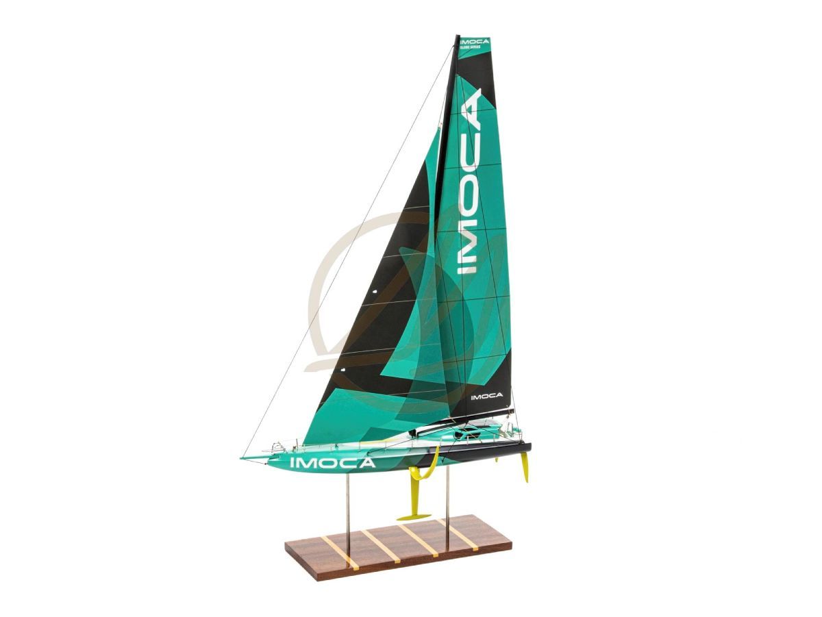 Maquette officielle IMOCA 60 avec détails des foils, quille et voiles pour s'initier à la course en voile.