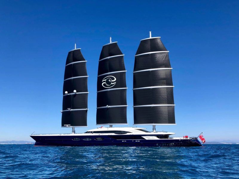 Les 2900 mètres carrés de voiles du Black Pearl peuvent être déployés en 7 minutes par simple pression sur un bouton. Photo : superyachtfan.com