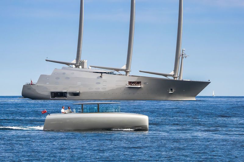   Le Sailing Yacht A est équipé de plusieurs annexes de 12 à 16 mètres au design futuriste. Photo : Raphaël Belly. 