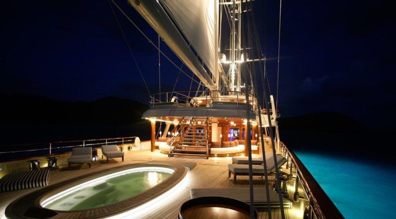 Malgré son style classique, elle cache une technologie avancée et son intérieur est luxueux et confortable. Photo : Lürssen.