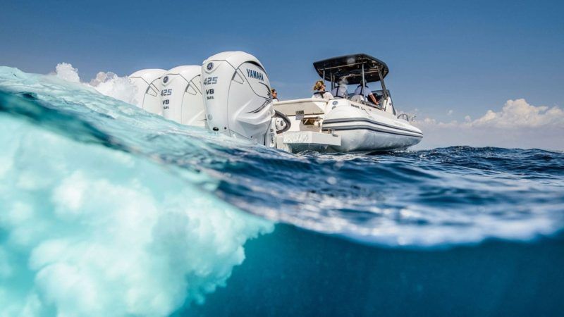 Yamaha propose différents types de motorisation pour les gonflables : de ceux qui ne dépassent pas 40,8 CV utilisables sans permis, aux solutions doubles pour ceux qui veulent des performances plus élevées. Crédit photo : cantierecapelli.com