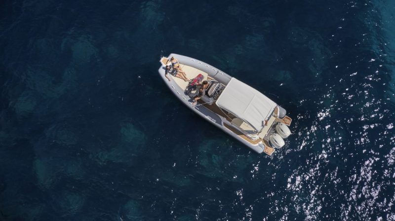 L'évolution du bateau pneumatique permet aujourd'hui à chacun de trouver son véhicule idéal, qu'il aime la pêche ou les excursions d'une journée en famille, la croisière ou l'aventure du camping nautique, grâce à la stabilité et à l'espace disponible à bord. Crédit photo : Joker Boats