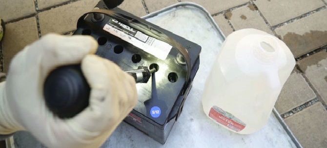   Il est important de charger la batterie du bateau à 100% avec un chargeur approprié capable de garantir une charge complète. Crédit photo : orizzontenautica.wordpress.com 