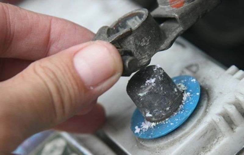   Pour déconnecter la batterie, déplacez d'abord le connecteur du pôle négatif indiqué par le signe 