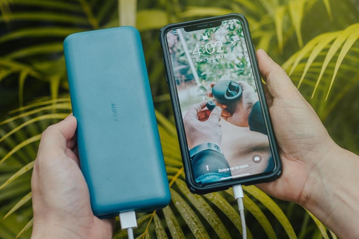 Un smartphone connecté à un chargeur portable