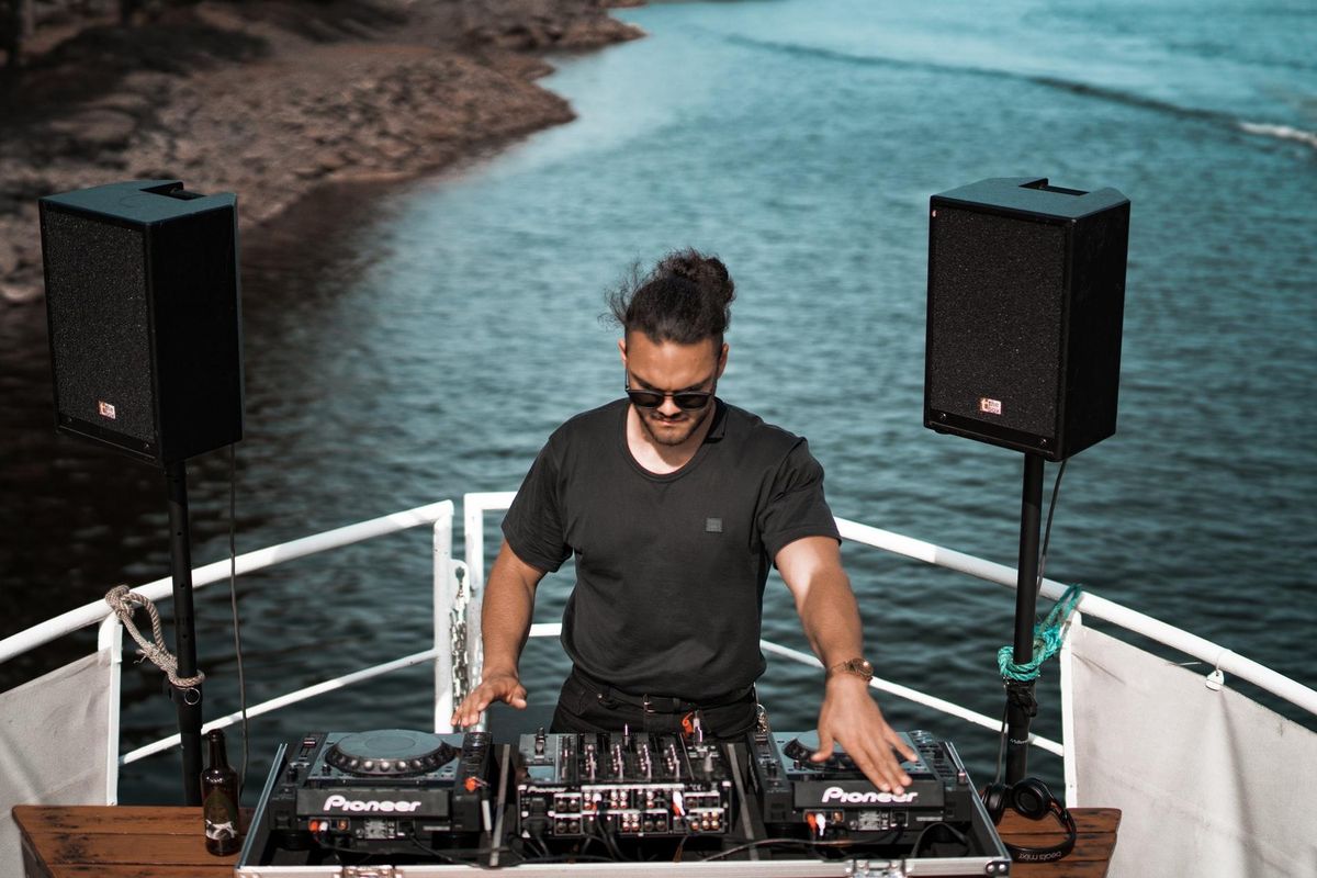 DJ jouant sur un bateau