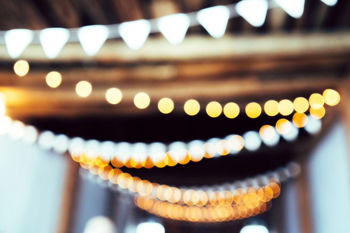 Des bandes lumineuses à LED suspendues au plafond