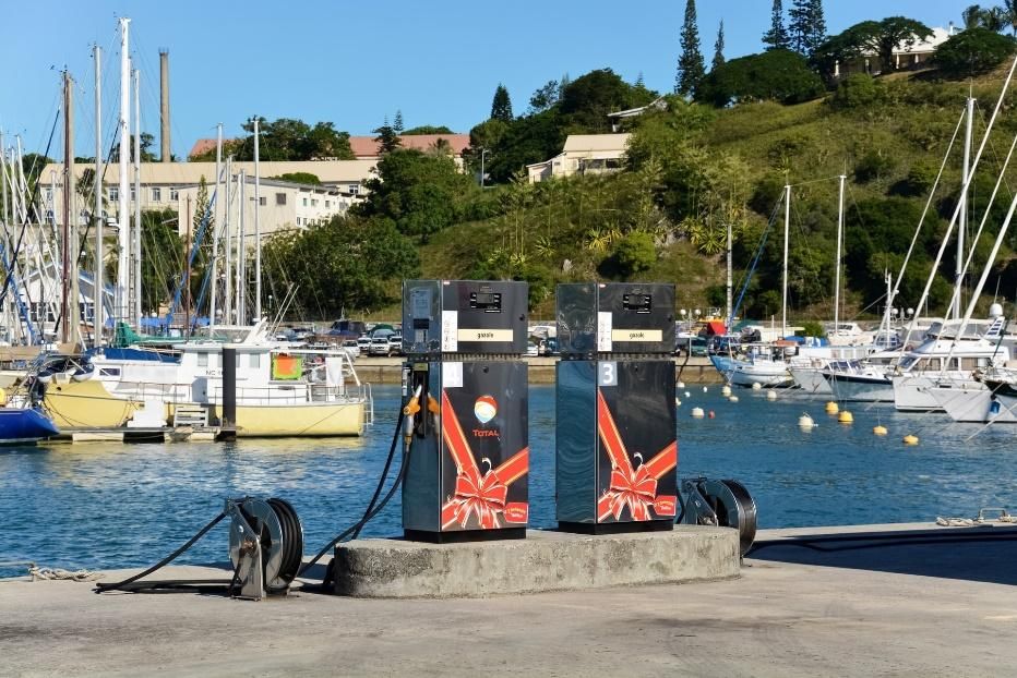 Bateaux amarrés dans le port par une journée d'été