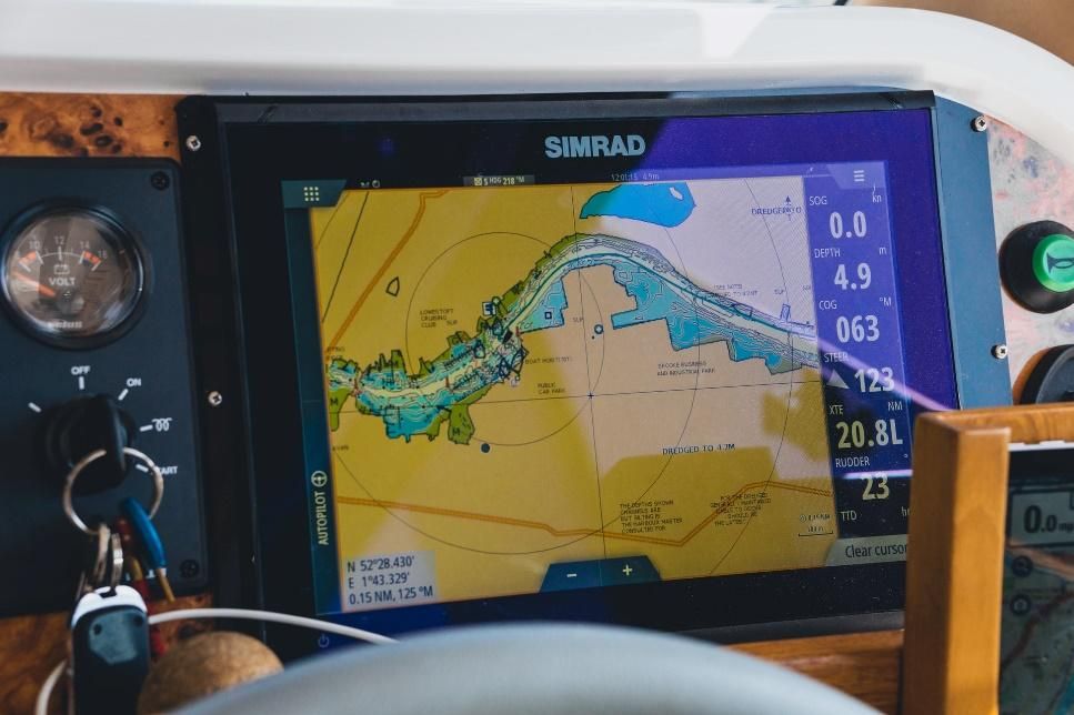Au premier plan, un système GPS nautique et des clés.