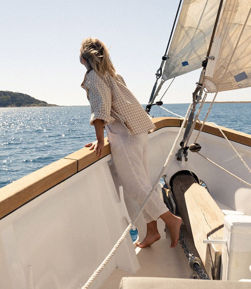 vue arrière d'une femme regardant depuis un voilier vers la mer