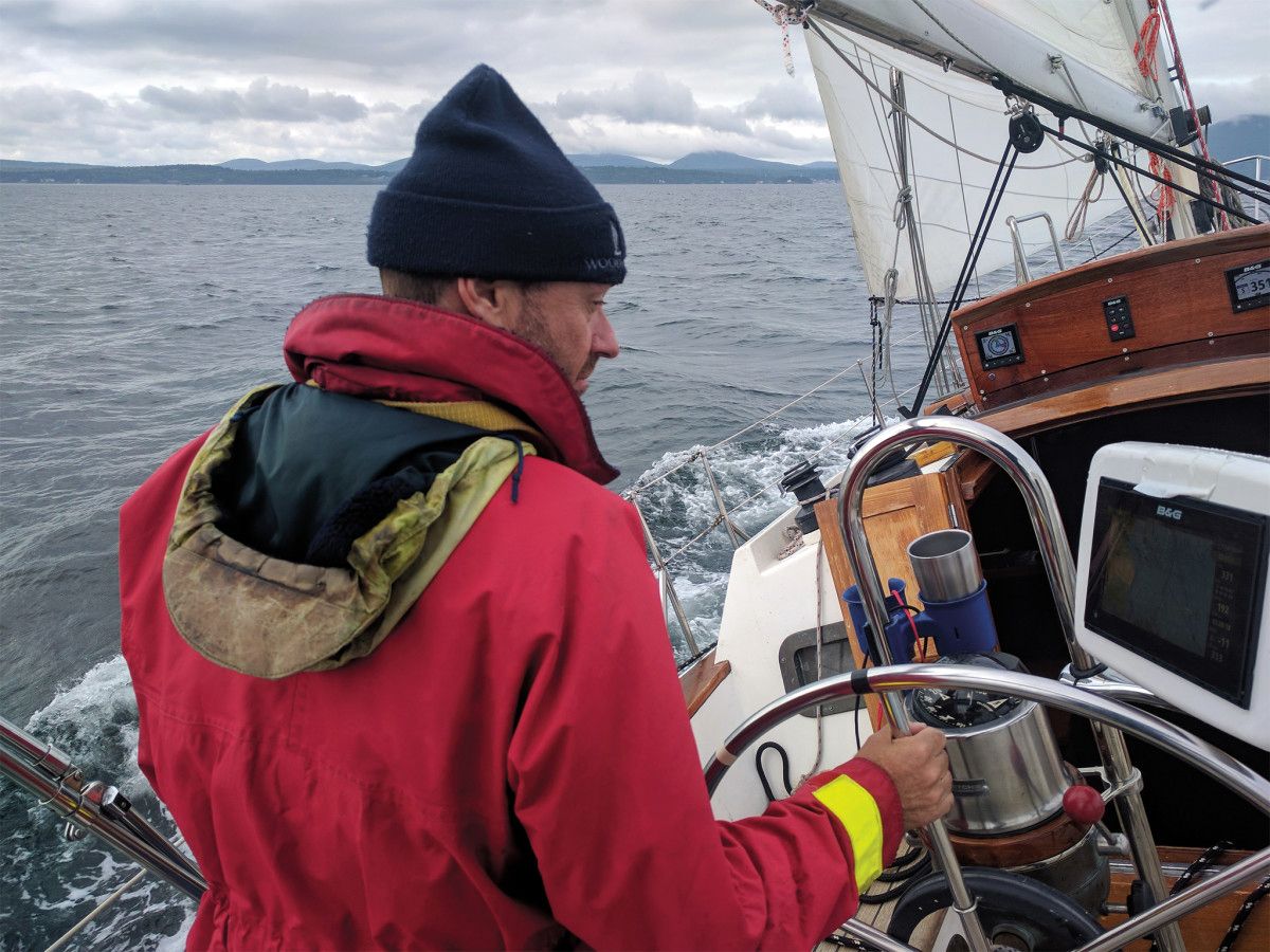 Skipper dans le cockpit