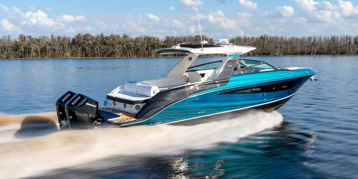 bateau avec moteurs hors-bord