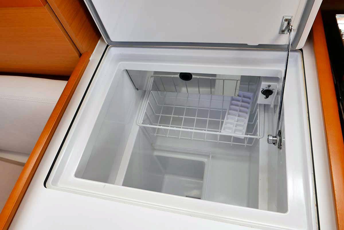 Réfrigérateur à bord