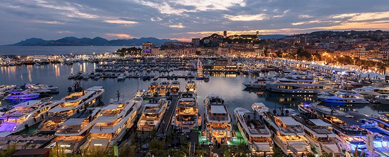 Vue panoramique des yachts à Cannes au coucher du soleil