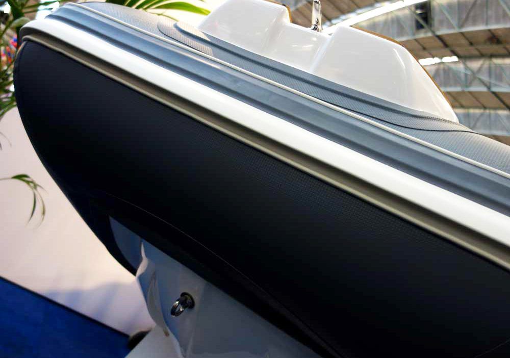 Détail de l'étrave Tender Nano Quille rigide 