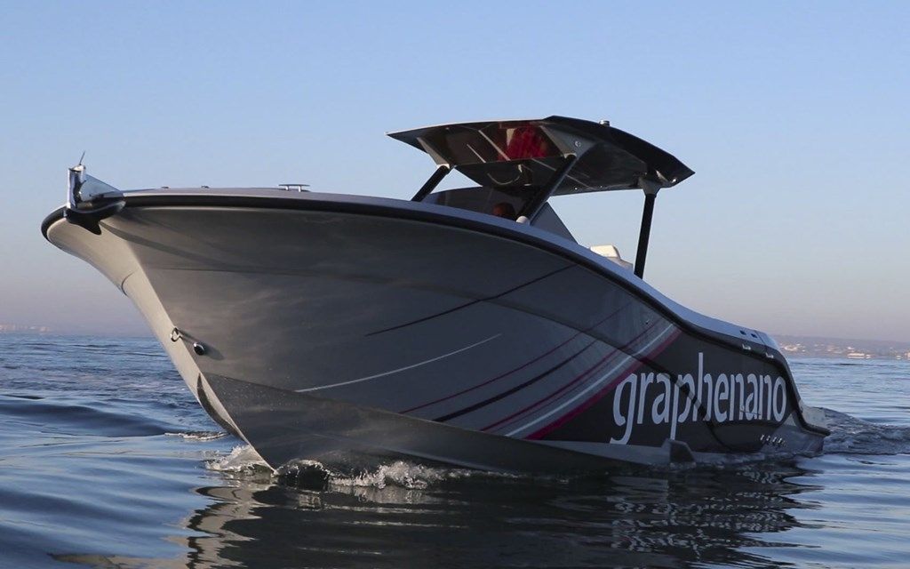 Bateaux à moteur : coque en fibre de verre