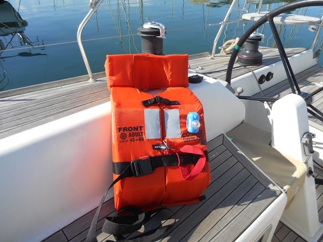 Il est essentiel que chaque membre de l'équipage soit en possession d'un gilet de sauvetage. Photo Jordi Maseras.