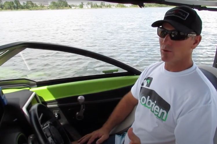 homme au volant d'un bateau