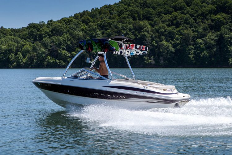 bateau avec tour de wakeboard