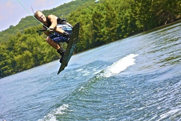 un wakeboarder qui saute
