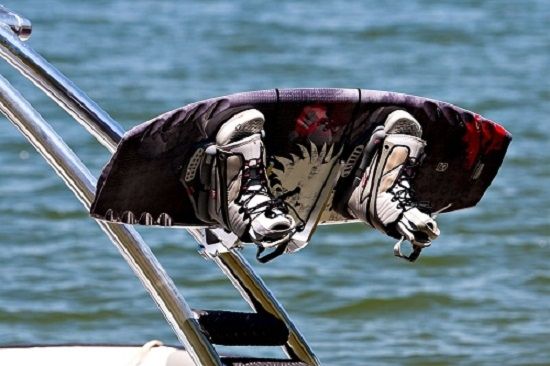 support de wakeboard installé sur la tour monster