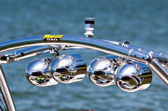 deux enceintes marines double barrel sur une tour de wakeboard monster