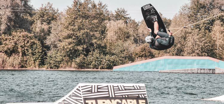 wakeboard dans un parc à câbles