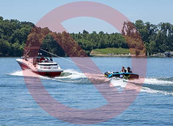 bateau sur l'eau avec tour monster et wakeboards
