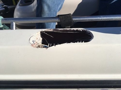 trou dans le bateau causé par la tour