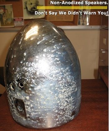 le revêtement anodisé protège les haut-parleurs de la tour marine monster