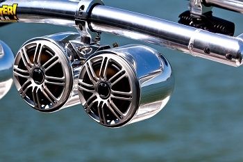 haut-parleur marin double sur tour de wakeboard monster