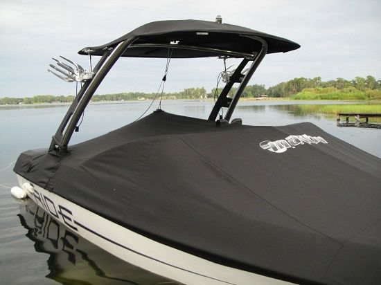 hangtyte sur un bateau de wakeboard