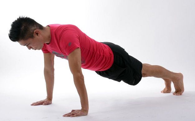 un homme fait un exercice de planche