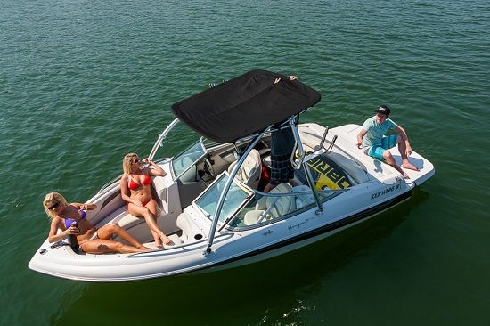 personnes se prélassant sur un bateau avec bimini