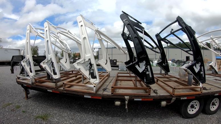 tours de monstres revêtues par poudre en noir et blanc