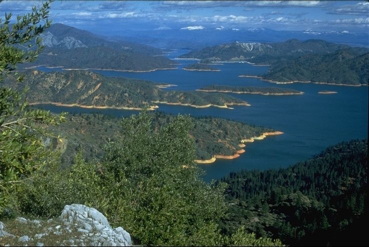 Planche à voile à Shasta Lake, Californie