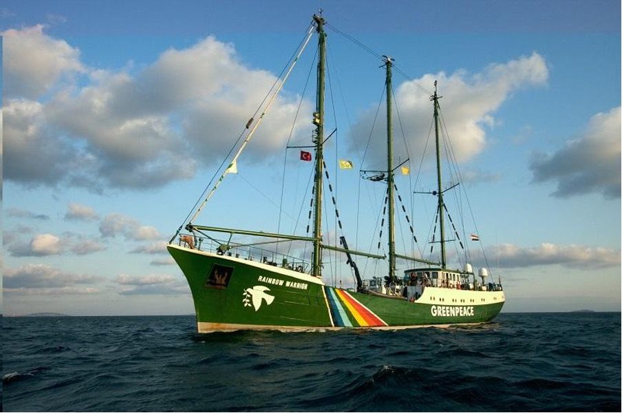 Rainbow Warrior II photographié en mer avec les voiles abaissées 
