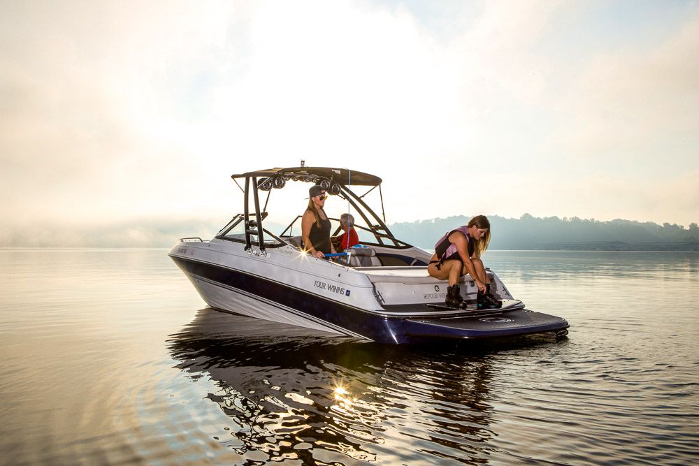 femme attachant des fixations de wakeboard