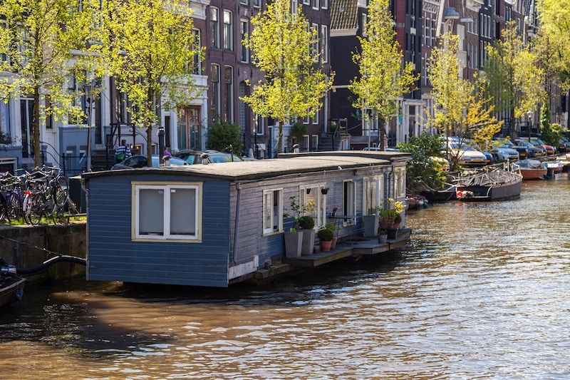 Une péniche peinte en bleu dans un canal d'Amsterdam 