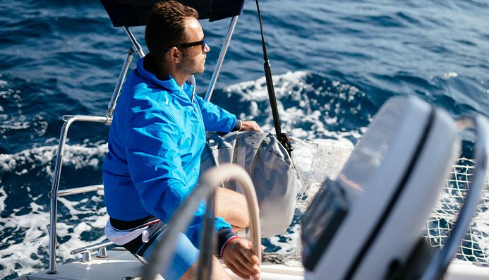 photo d'un bateau sur la mer