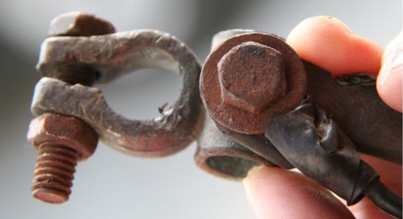 photo d'un bateau avec des lumières allumées la nuit