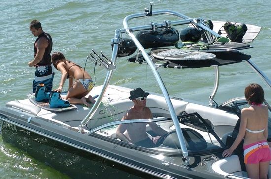 wakeboarders sur le bateau