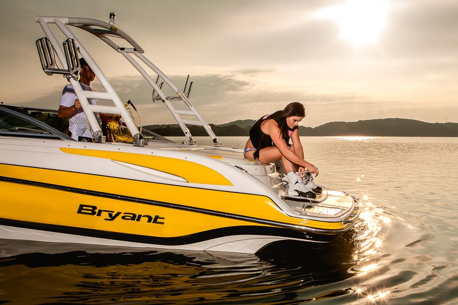 Femme enfilant des fixations de wakeboard