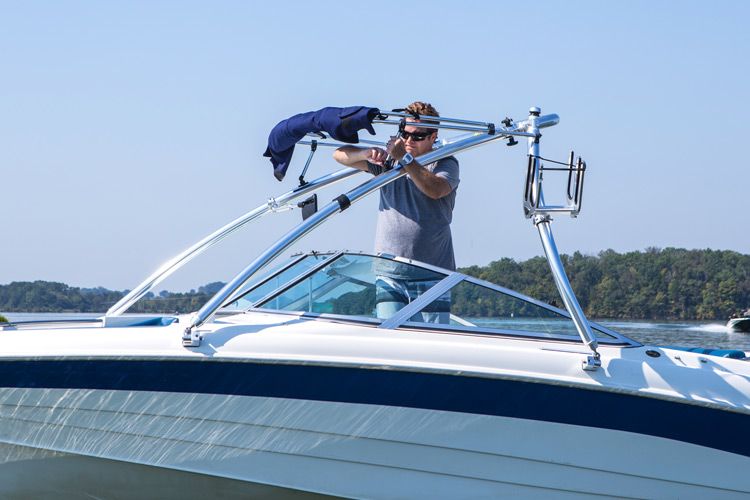 homme installant un bimini sur une tour de wakeboard monster