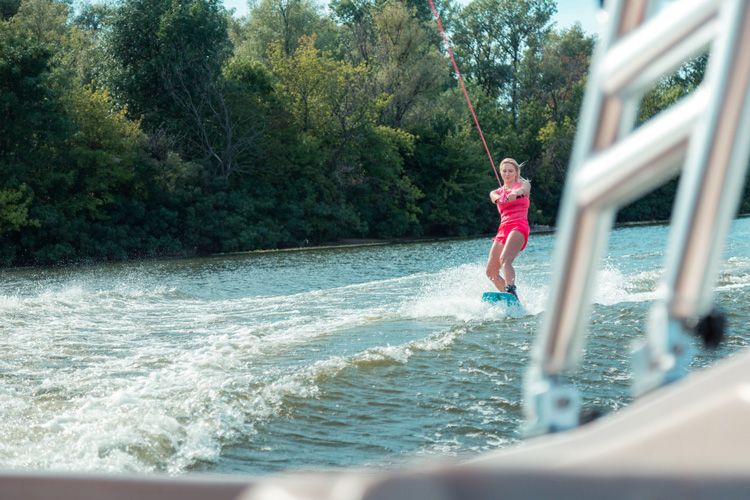 fille faisant du wakeboard derrière une tour de wakeboard mtk