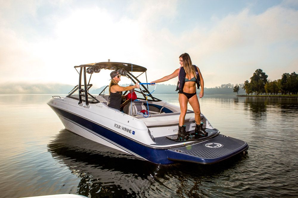 femme se préparant à faire du wakeboard