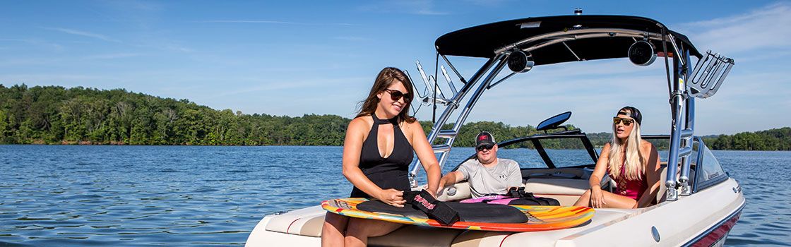 bateau avec supports de wakeboard monster tower