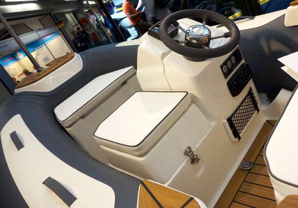 Tender Nano à l'intérieur de la proue