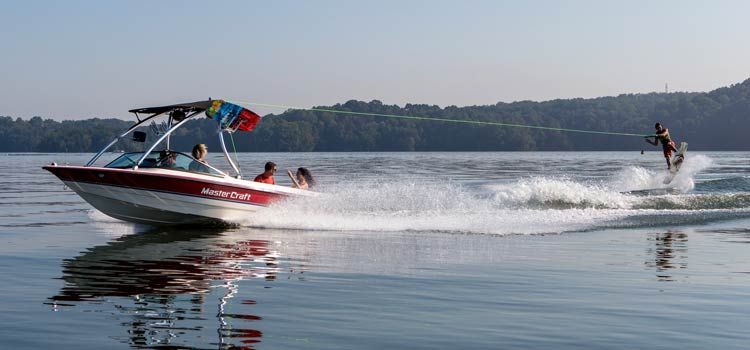wakeboard derrière un bateau