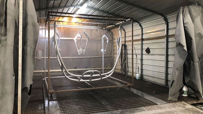 Les tours de monstres sont rincées avant d'être recouvertes d'un revêtement en poudre.